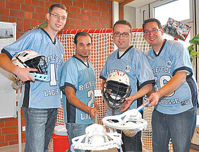 Zahlenspiele sportlich verpackt: Alexander Billinger (von links), Danny Khosla, Seyhan Kimik und Daniel Farthmann haben ein Kommunikationskonzept entwickelt, um die Sportart Lacrosse populärer zu machen.