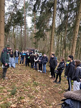 Der Förster, Herr Thiele, hält einen Vortrag über den Zustand des Bielefelder Waldes.